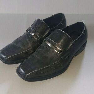District 3 loafers men's size 9 gray. Buckle.